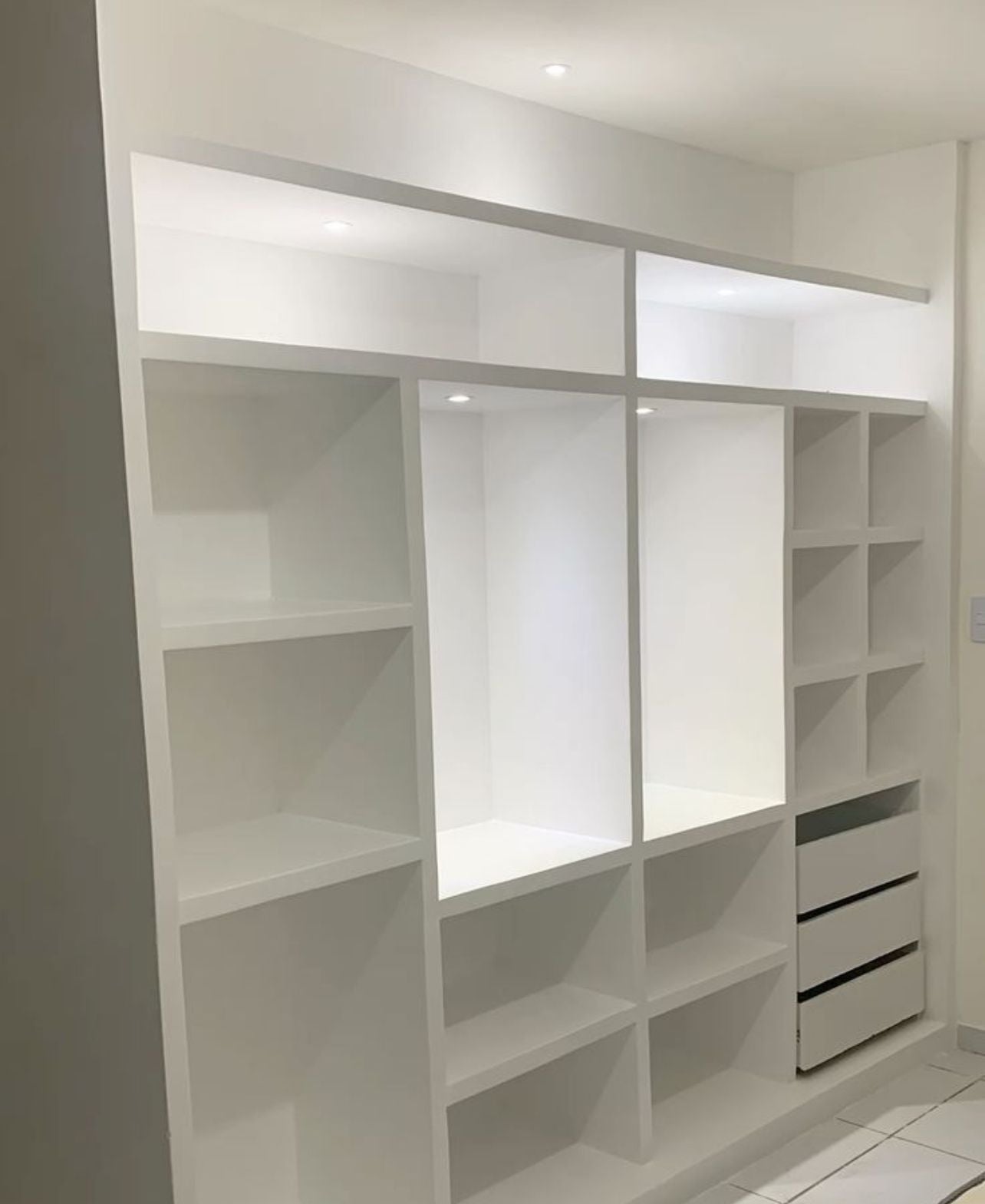 GUARDA ROUPA EM GESSO